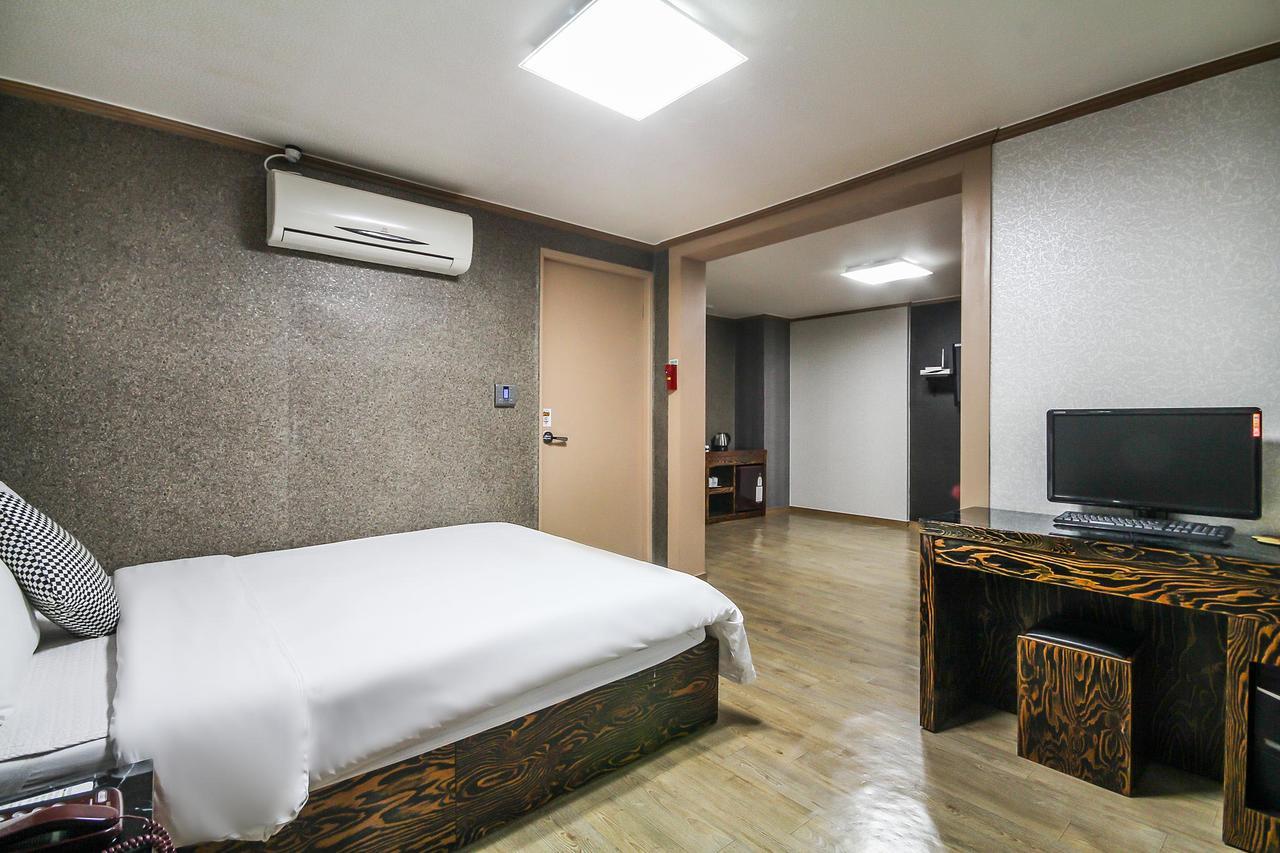 Hotel Lie Кодже Екстериор снимка